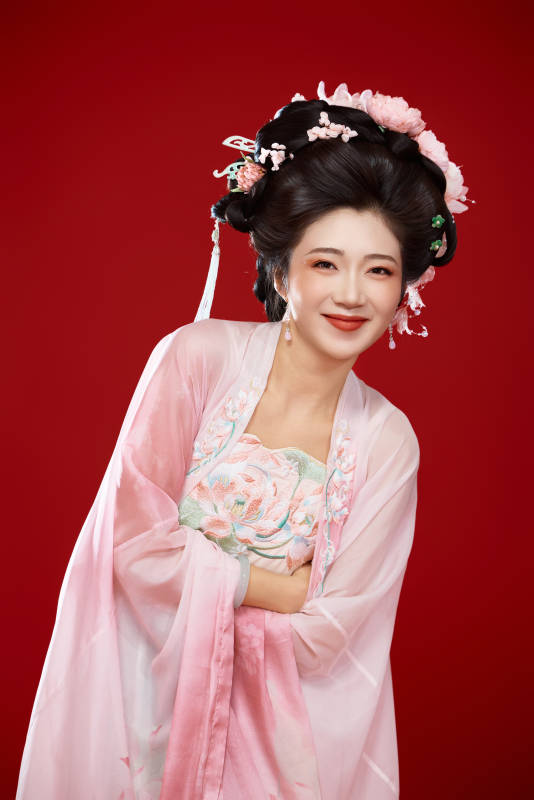 红色背景下穿着中国古代唐朝服饰的美女图片