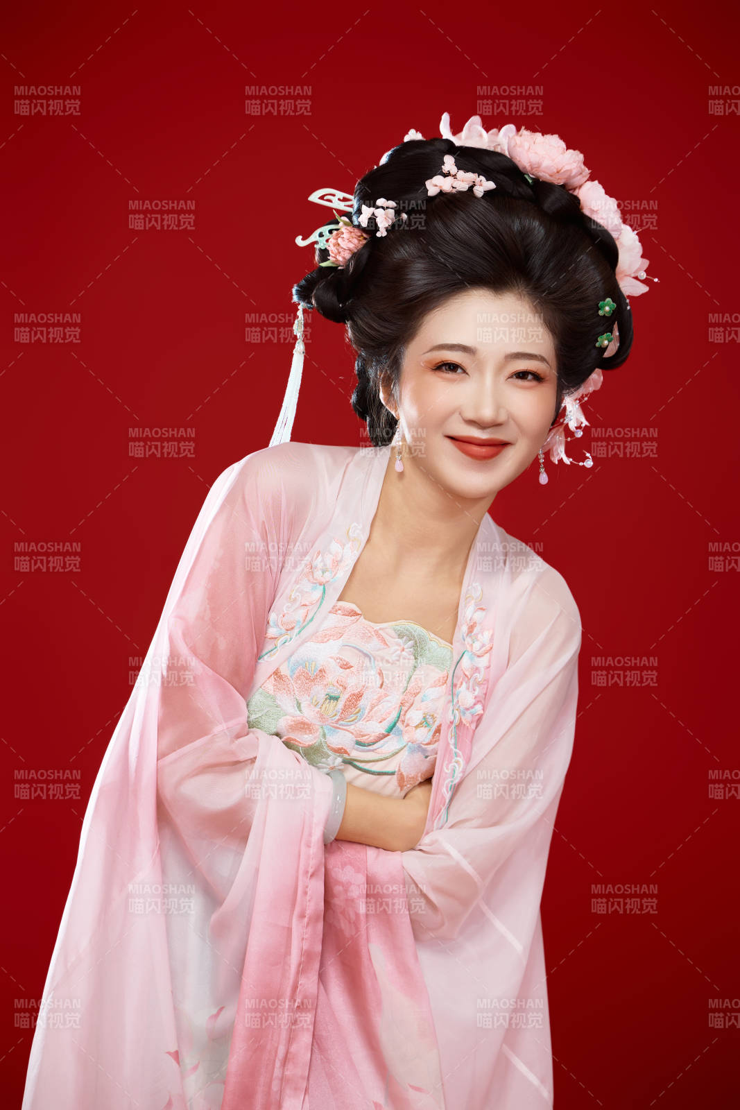 红色背景下穿着中国古代唐朝服饰的美女图片