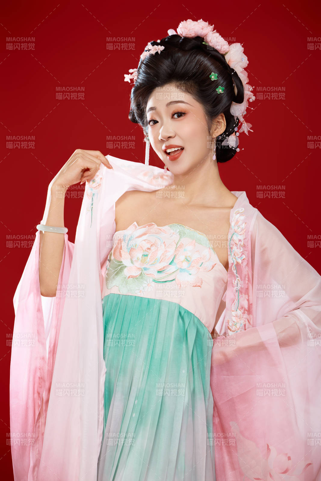 红色背景下穿着中国古代唐朝服饰的美女图片