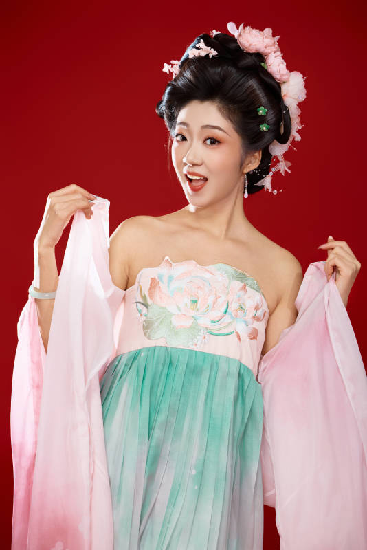 红色背景下穿着中国古代唐朝服饰的美女图片