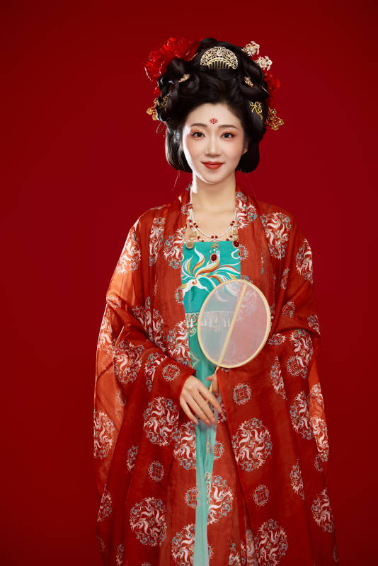 红色背景下大唐风韵女性古装妆容造型图片
