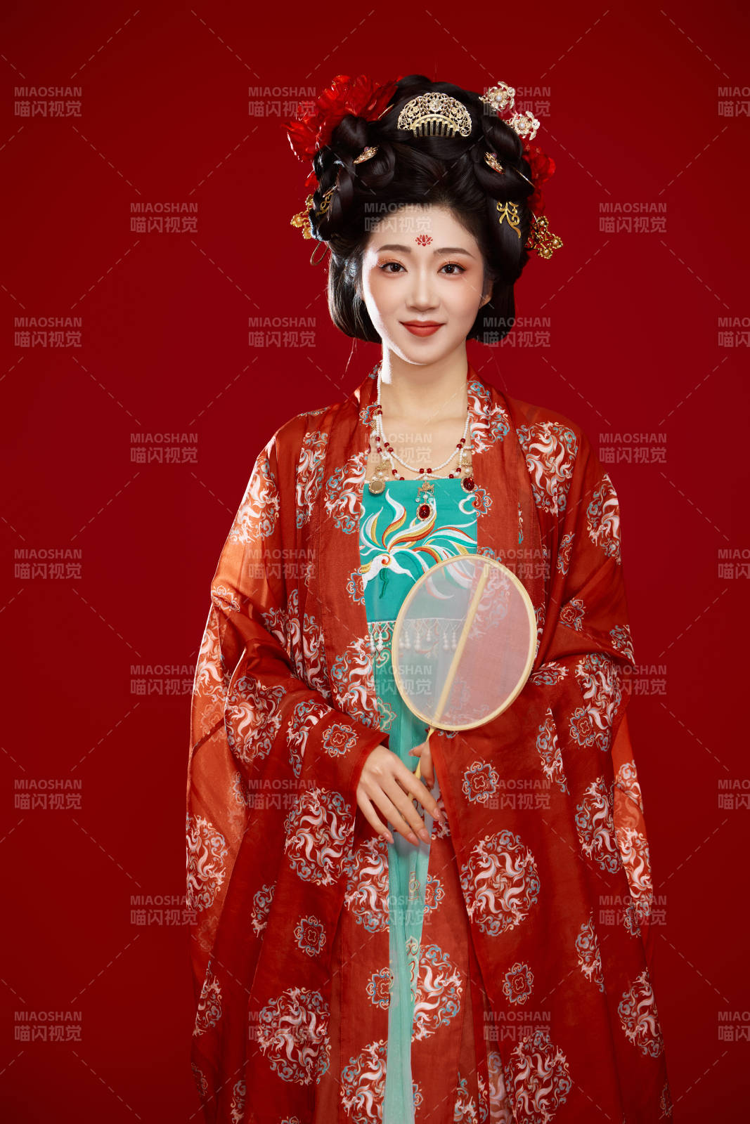 红色背景下大唐风韵女性古装妆容造型图片
