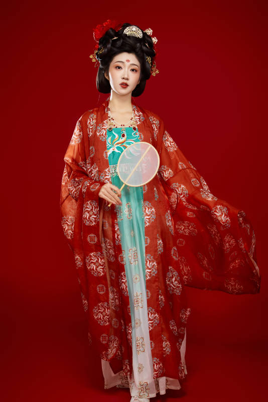 红色背景下大唐风韵女性古装妆容造型图片
