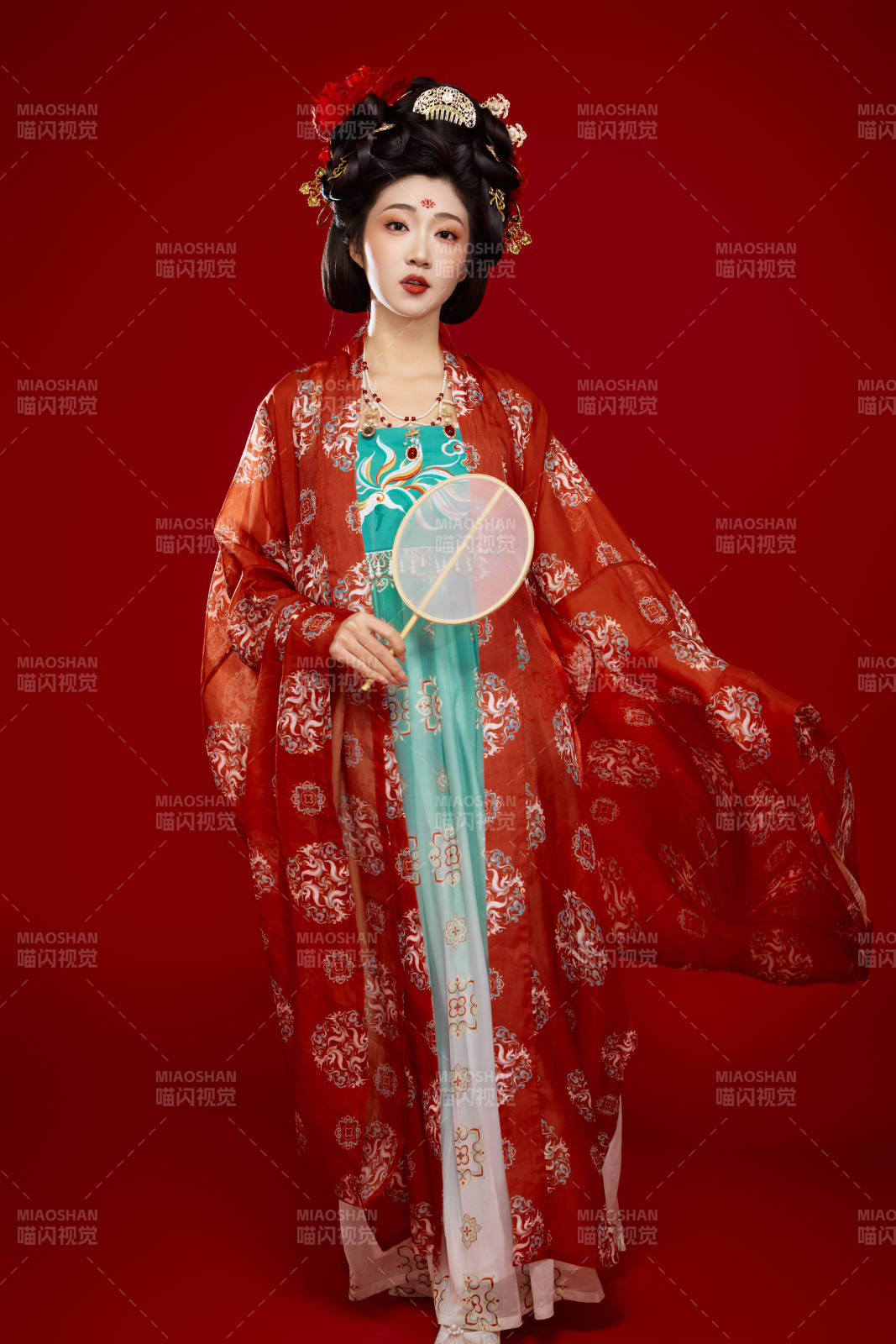 红色背景下大唐风韵女性古装妆容造型图片