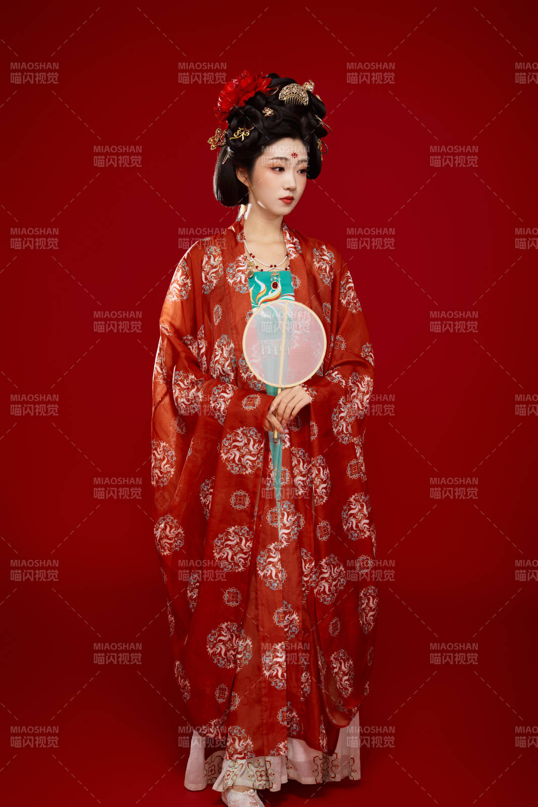 红色背景下大唐风韵女性古装妆容造型图片