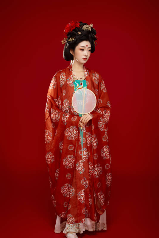 红色背景下大唐风韵女性古装妆容造型图片