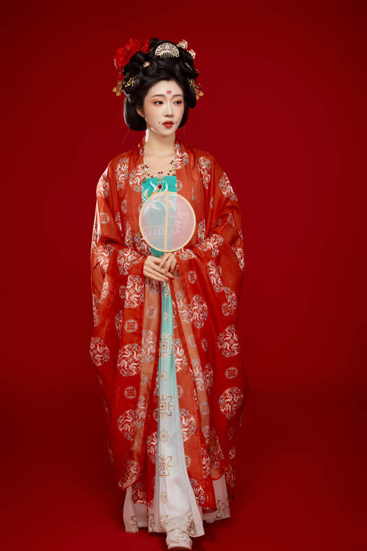 红色背景下大唐风韵女性古装妆容造型图片