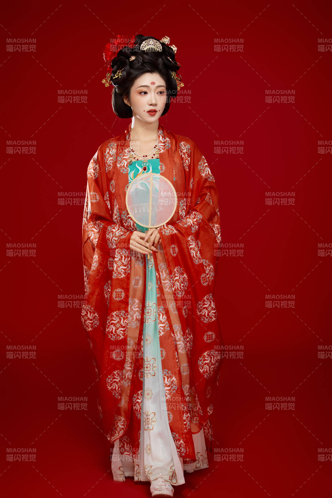 红色背景下大唐风韵女性古装妆容造型图片