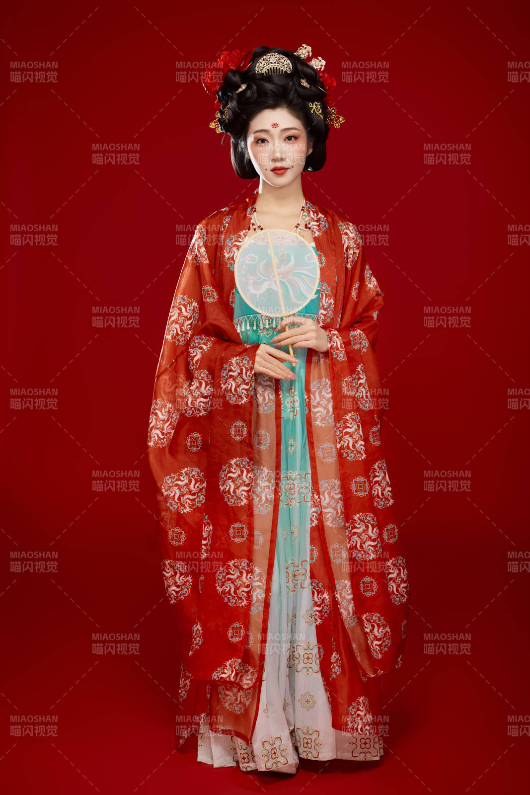 红色背景下大唐风韵女性古装妆容造型图片