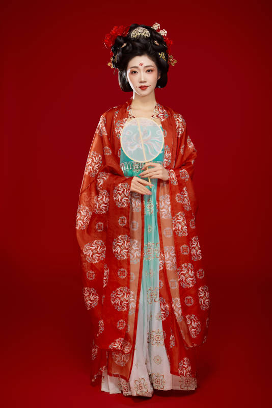 红色背景下大唐风韵女性古装妆容造型图片