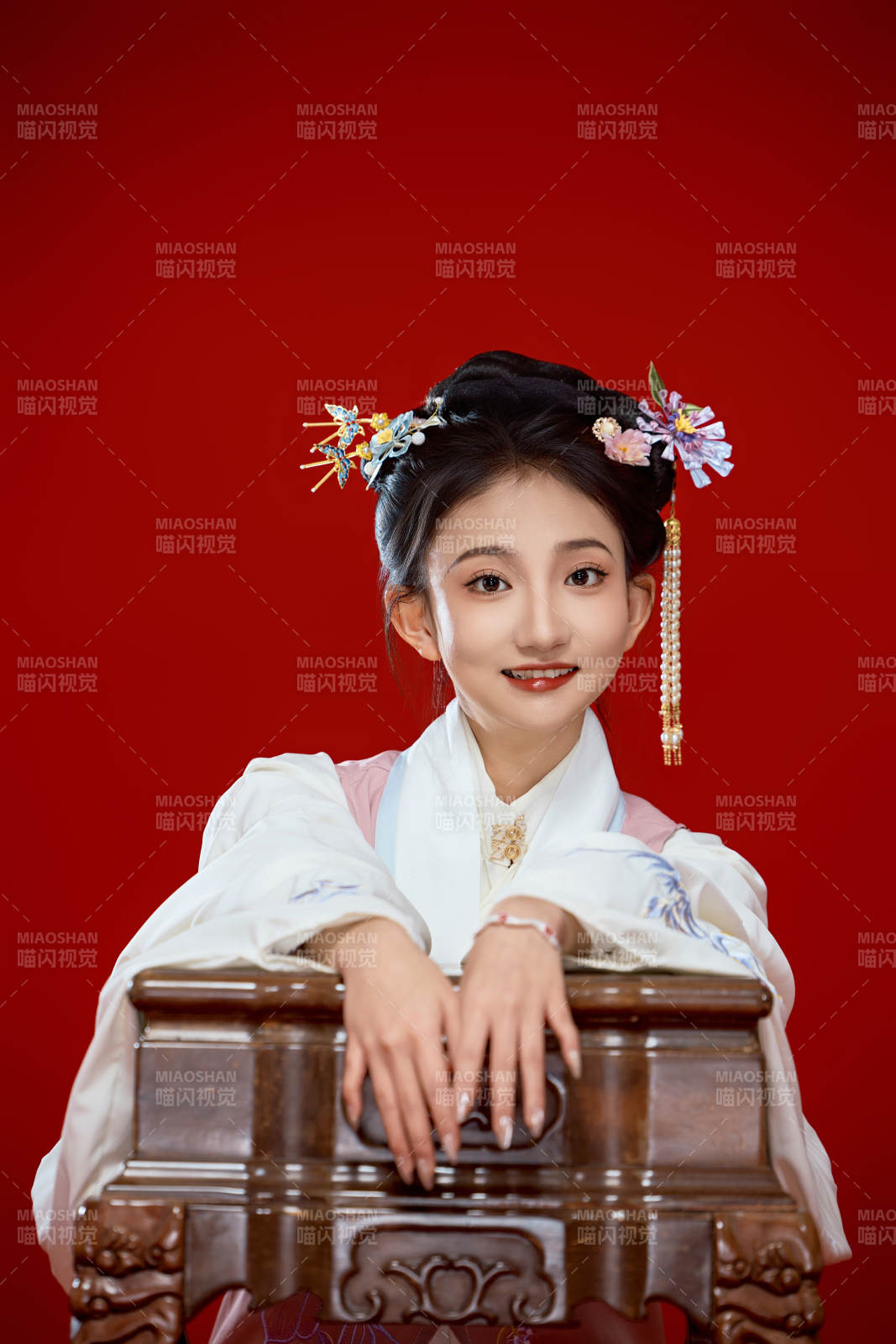 红色背景下穿着中国明朝明制汉服服饰的少女图片