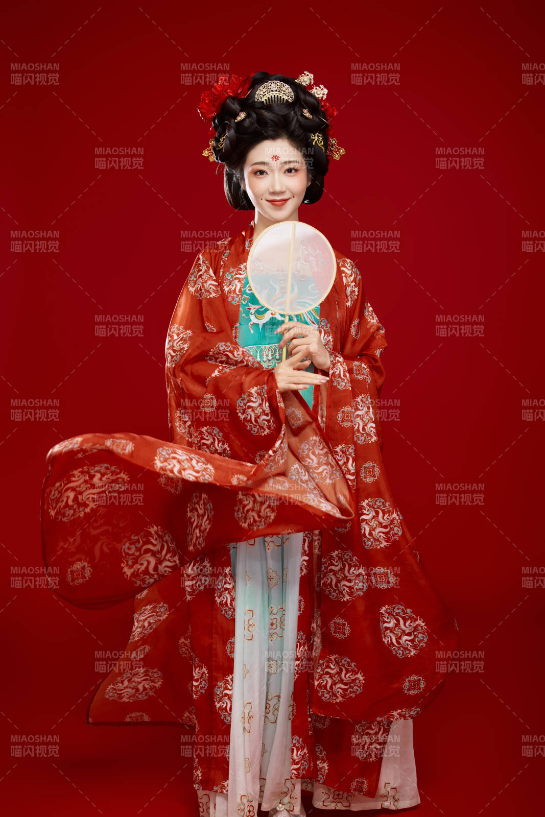 红色背景下大唐风韵女性古装妆容造型图片