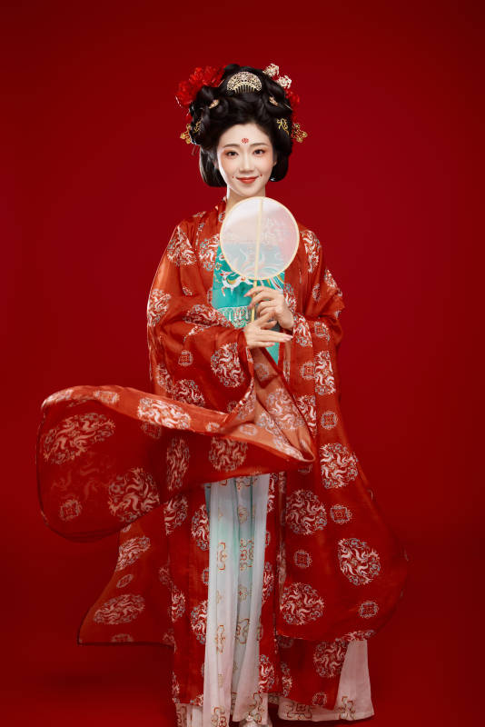 红色背景下大唐风韵女性古装妆容造型图片