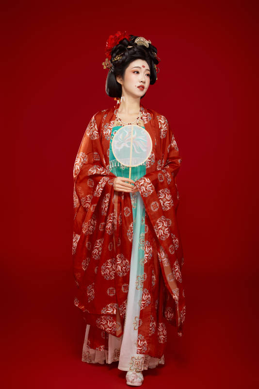 红色背景下大唐风韵女性古装妆容造型图片