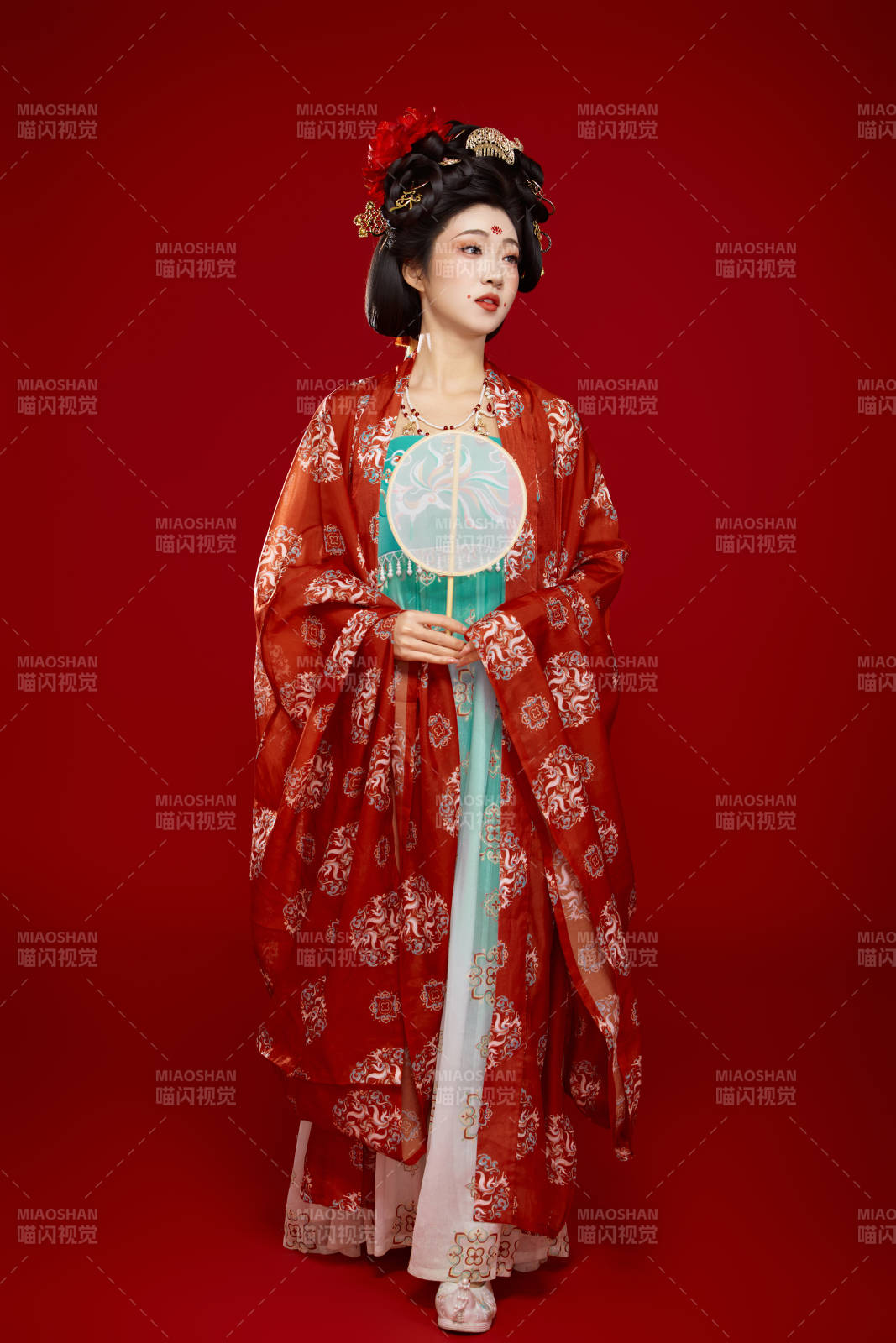 红色背景下大唐风韵女性古装妆容造型图片