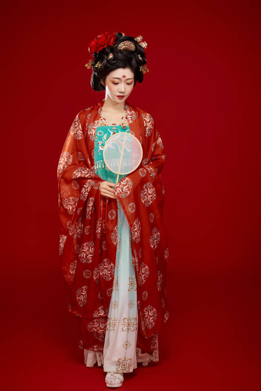 红色背景下大唐风韵女性古装妆容造型图片