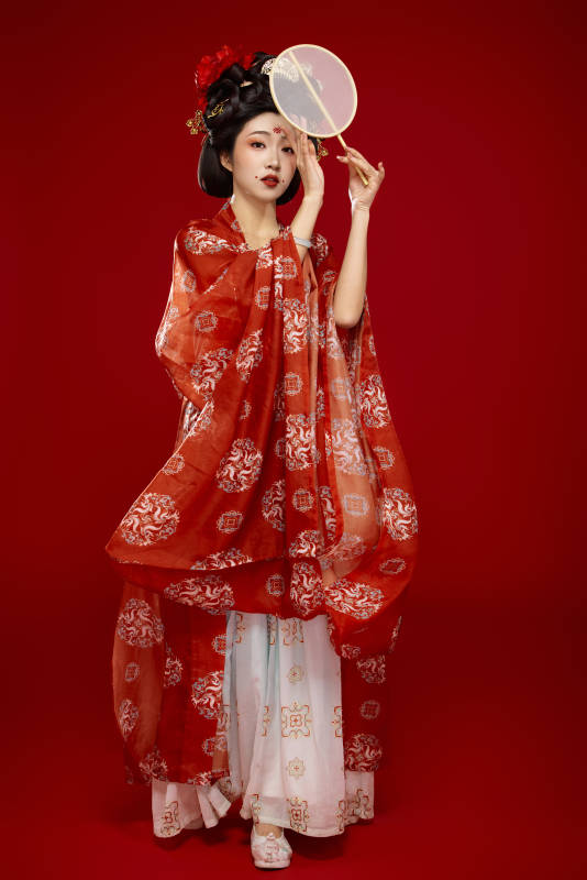 红色背景下大唐风韵女性古装妆容造型图片