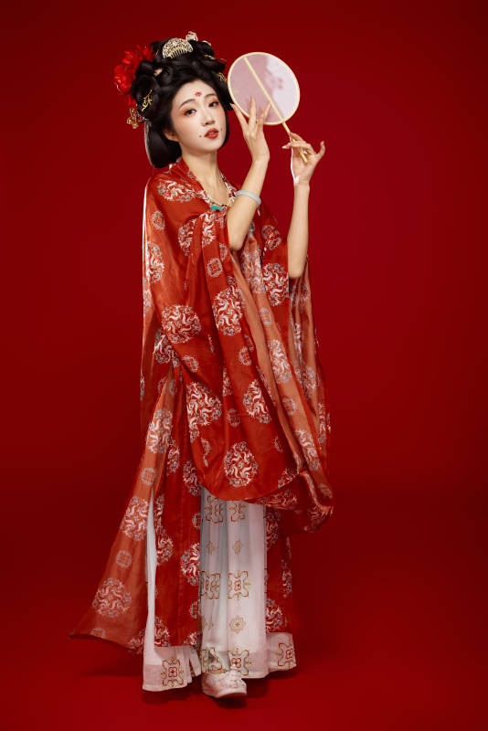 红色背景下大唐风韵女性古装妆容造型图片