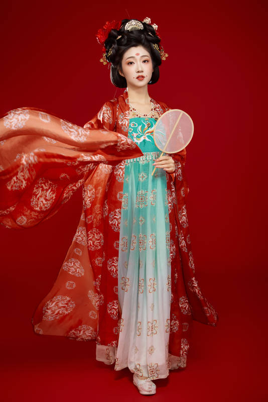 红色背景下大唐风韵女性古装妆容造型图片