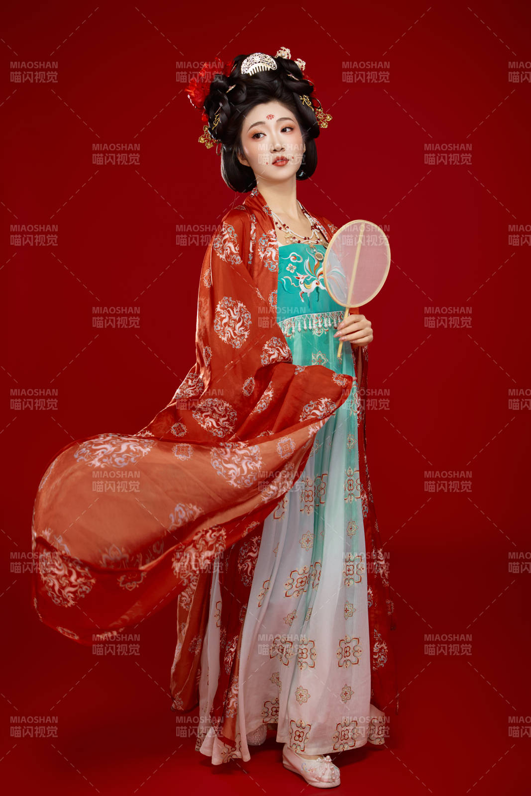 红色背景下大唐风韵女性古装妆容造型图片