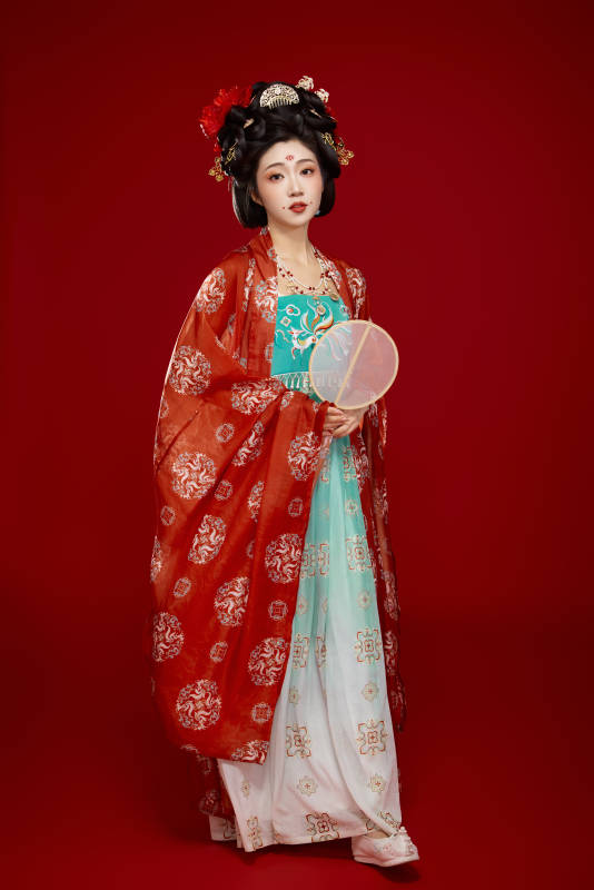 红色背景下大唐风韵女性古装妆容造型图片