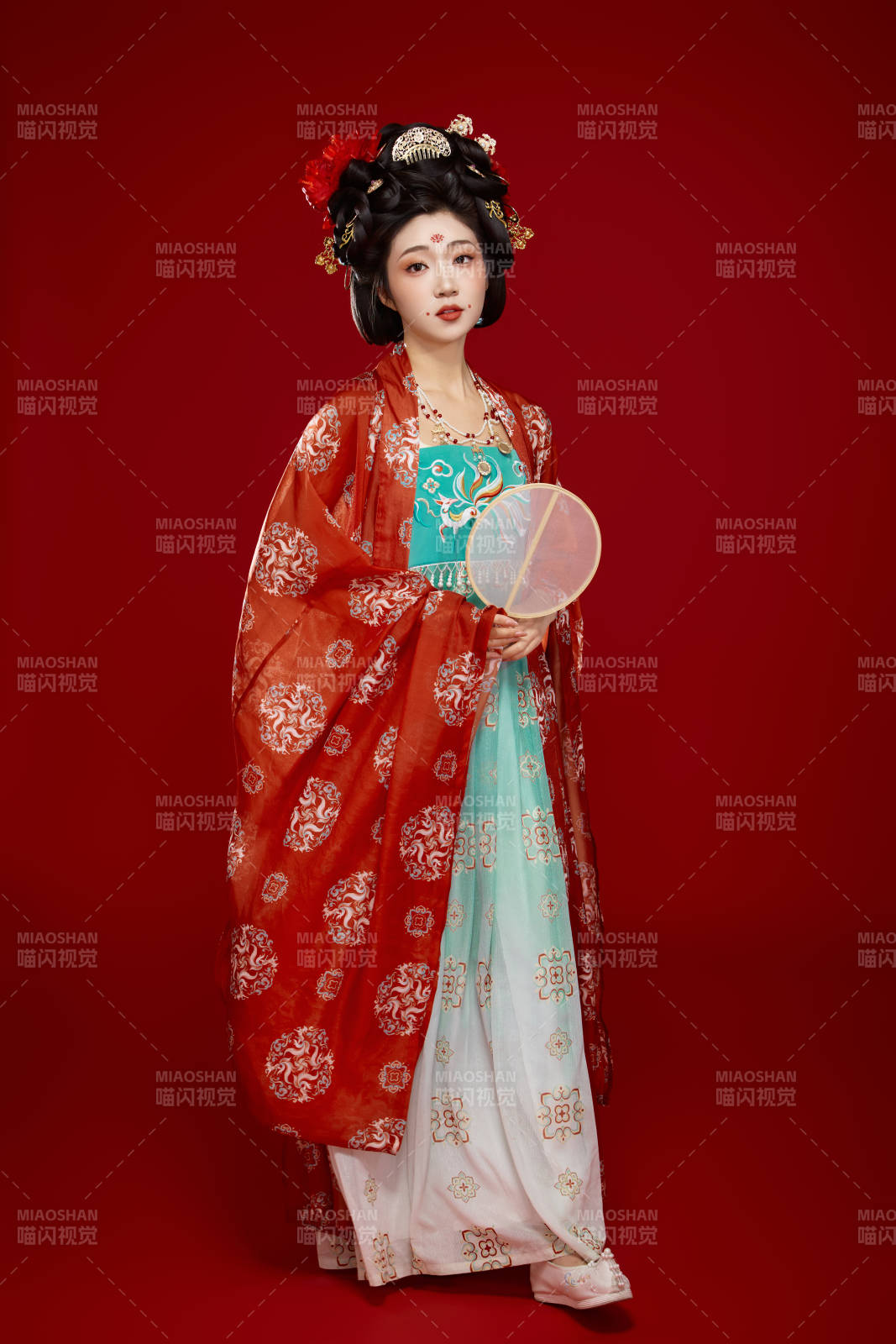 红色背景下大唐风韵女性古装妆容造型图片