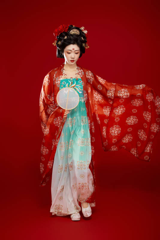 红色背景下大唐风韵女性古装妆容造型图片