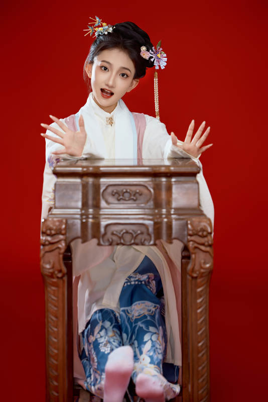 红色背景下穿着中国明朝明制汉服服饰的少女图片