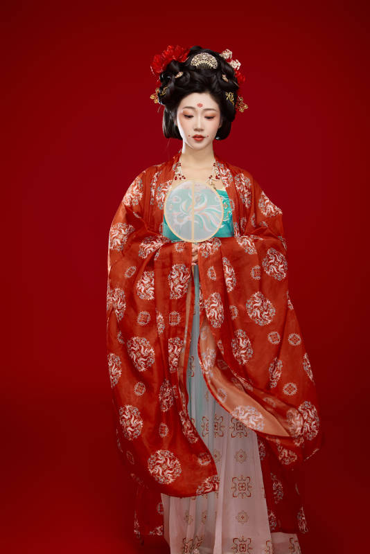 红色背景下大唐风韵女性古装妆容造型图片