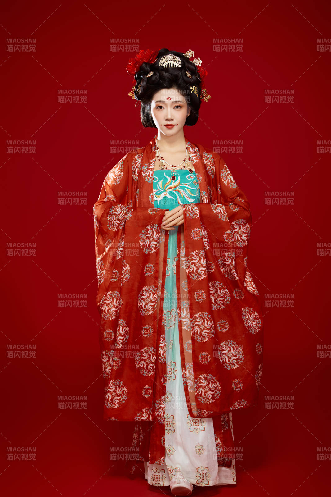 红色背景下大唐风韵女性古装妆容造型图片