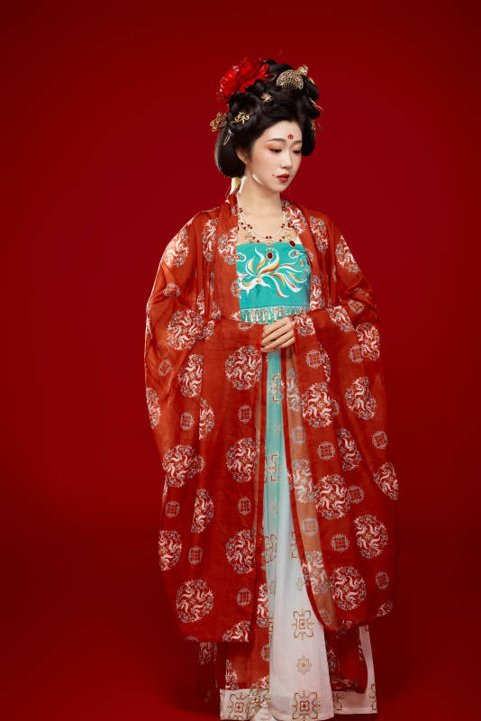 红色背景下大唐风韵女性古装妆容造型图片