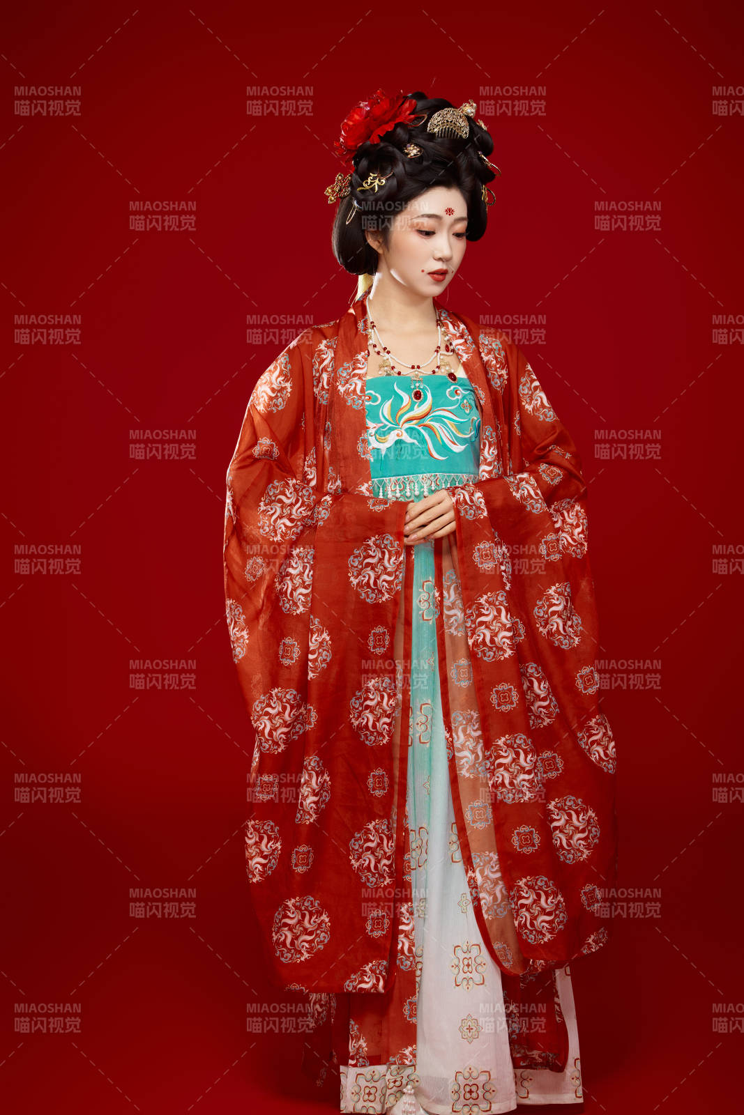 红色背景下大唐风韵女性古装妆容造型图片
