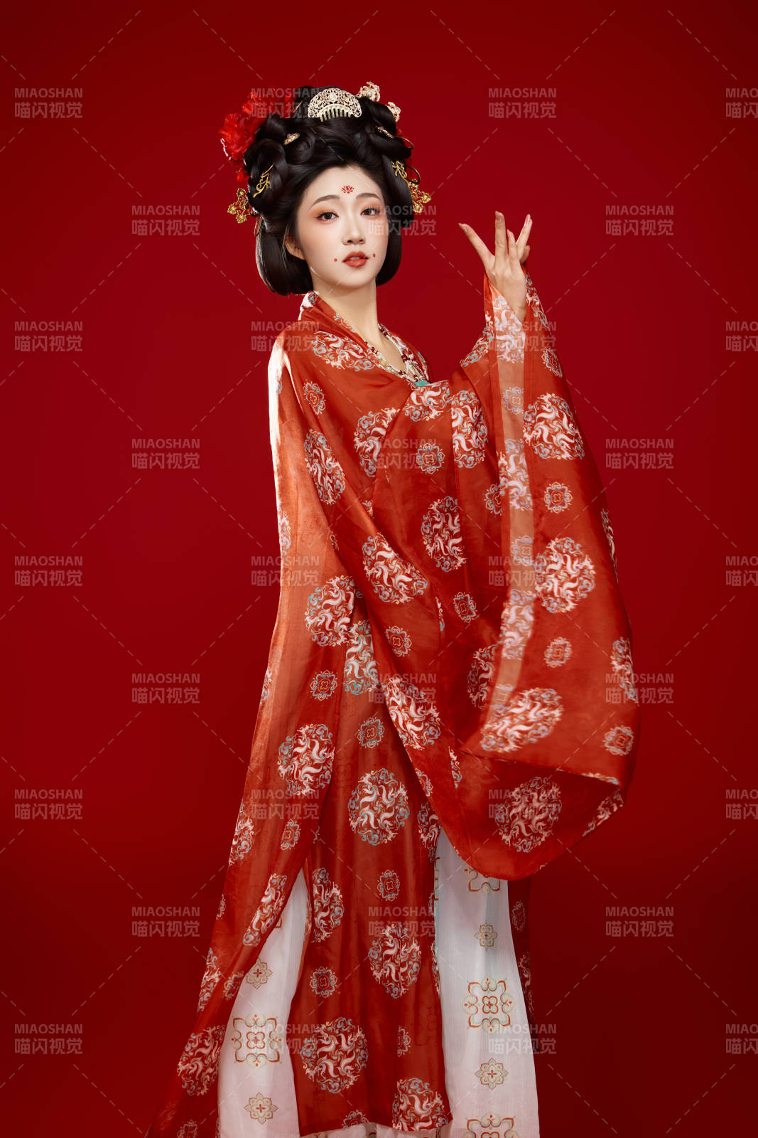 红色背景下大唐风韵女性古装妆容造型图片