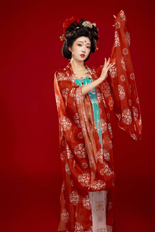 红色背景下大唐风韵女性古装妆容造型图片