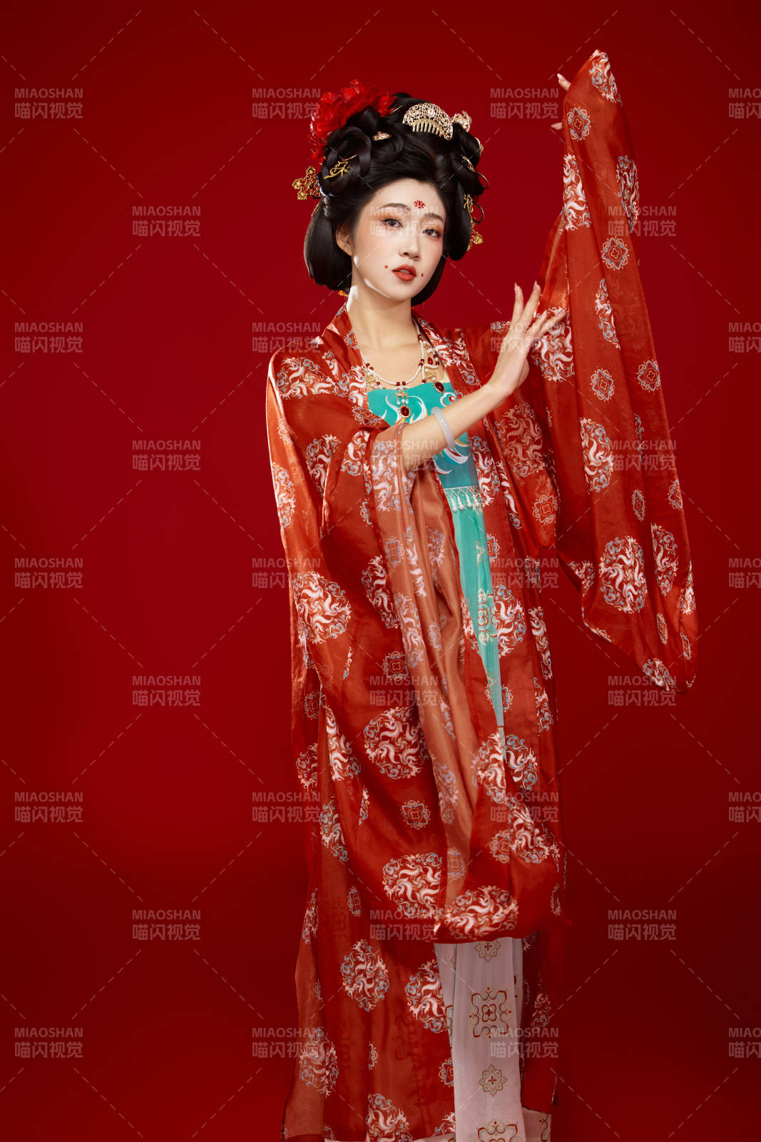 红色背景下大唐风韵女性古装妆容造型图片