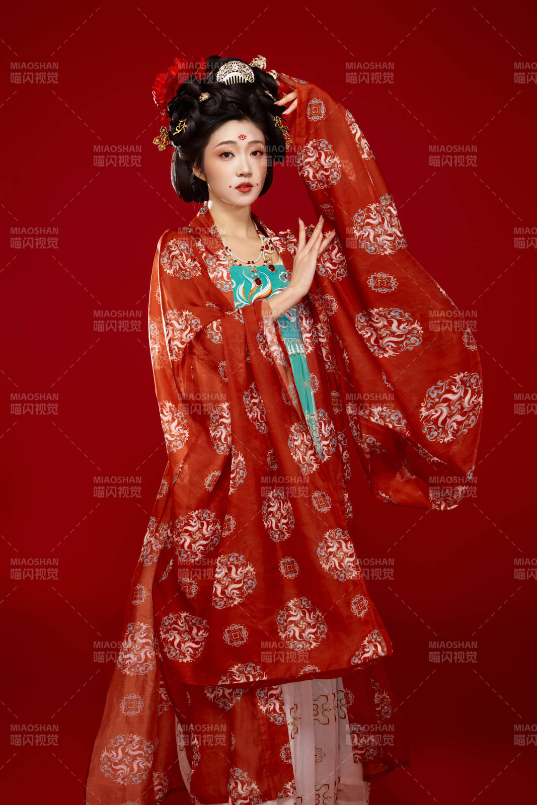 红色背景下大唐风韵女性古装妆容造型图片