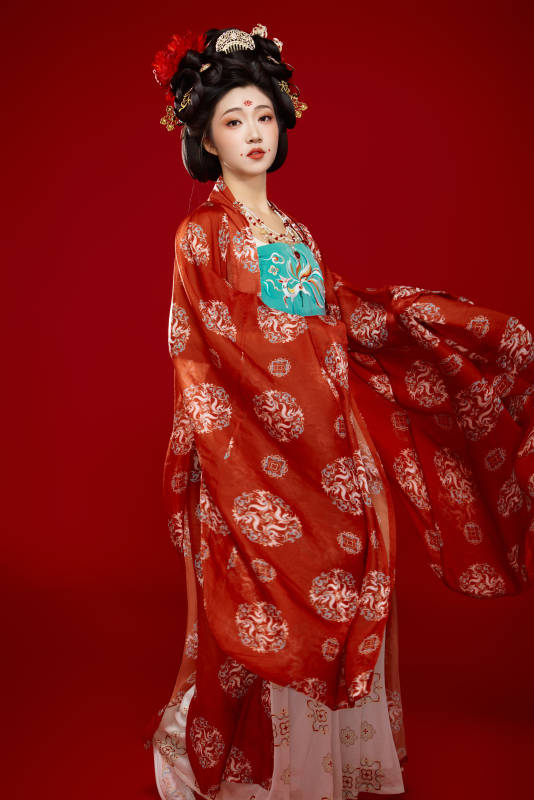 红色背景下大唐风韵女性古装妆容造型图片