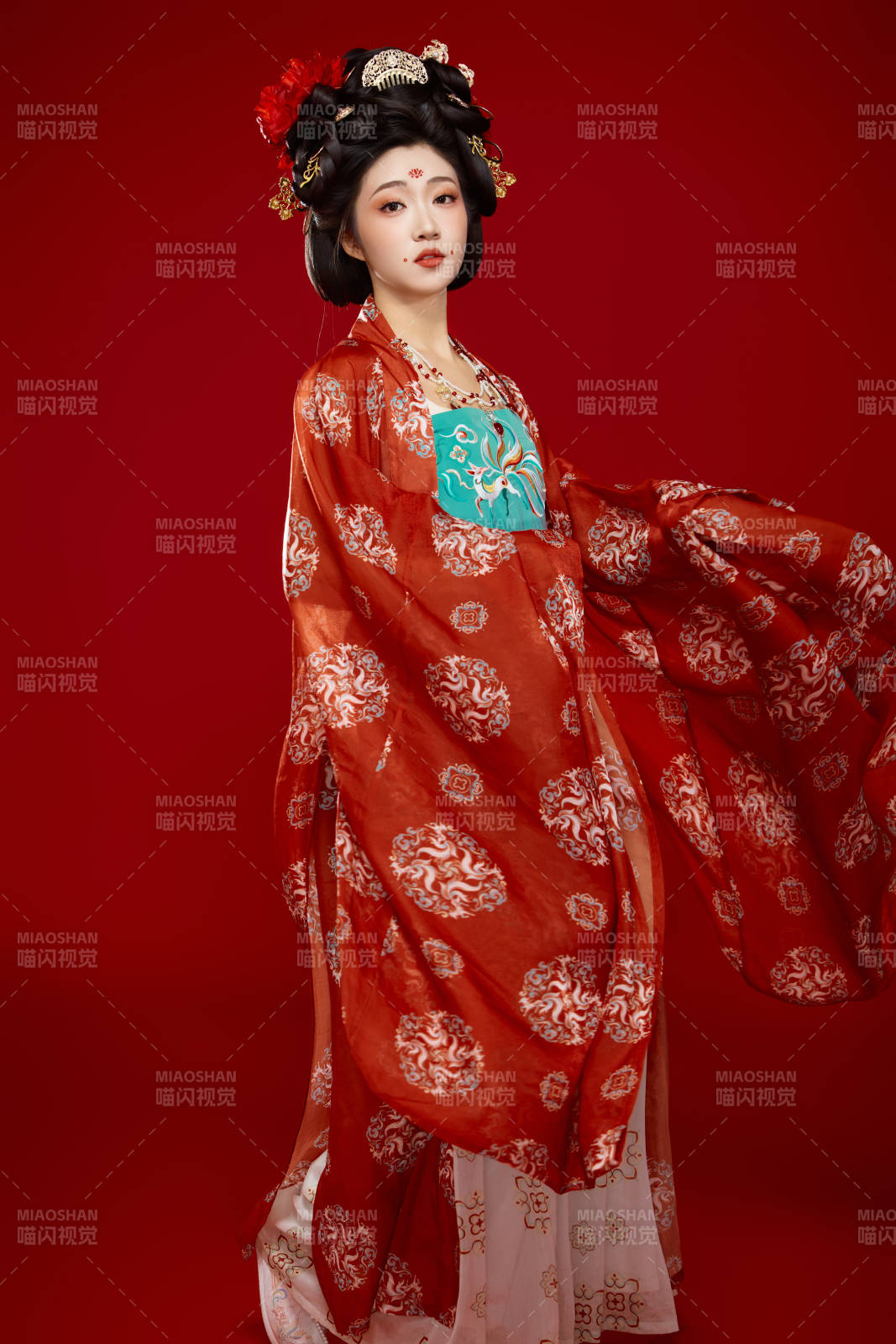 红色背景下大唐风韵女性古装妆容造型图片