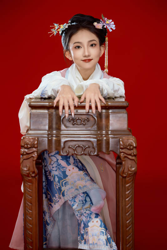 红色背景下穿着中国明朝明制汉服服饰的少女图片