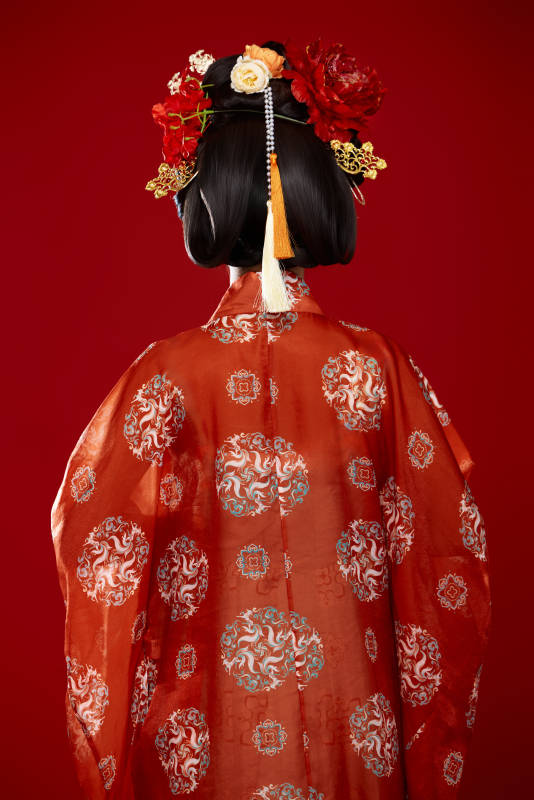 红色背景下大唐风韵女性古装妆容造型图片