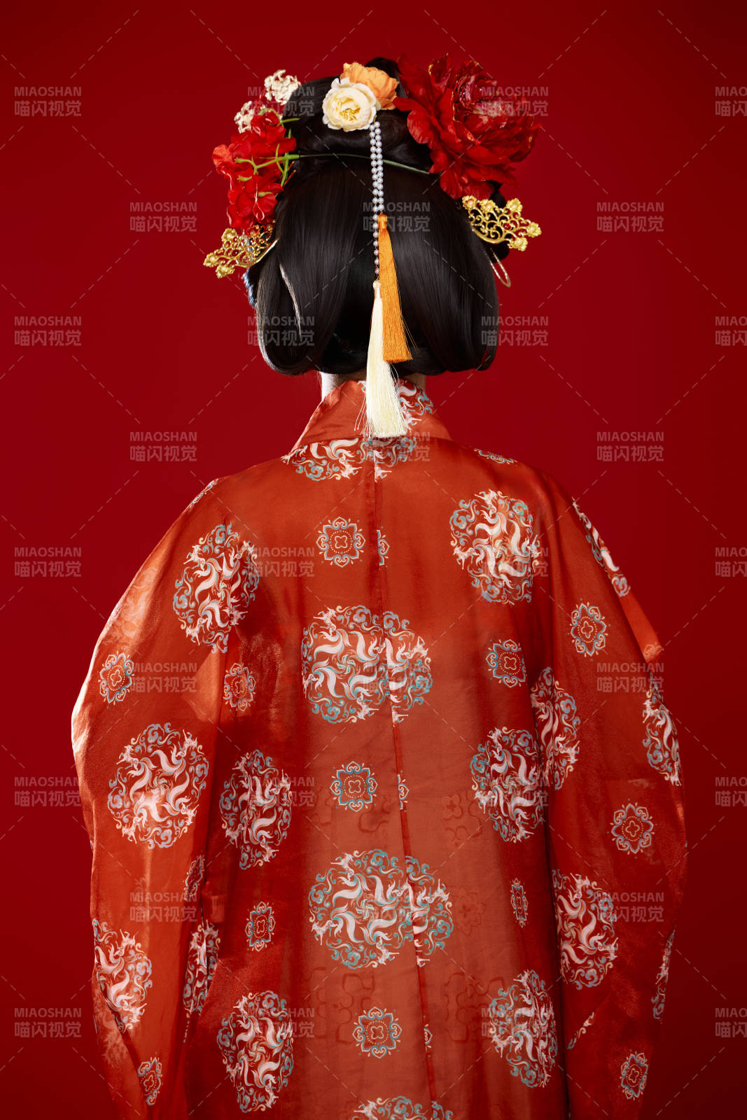 红色背景下大唐风韵女性古装妆容造型图片