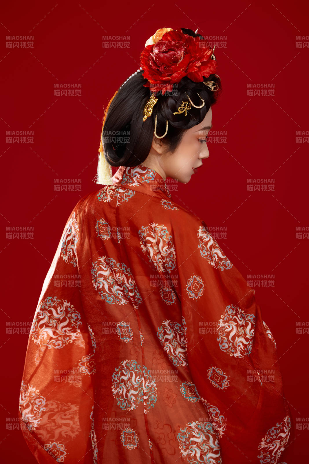 红色背景下大唐风韵女性古装妆容造型图片