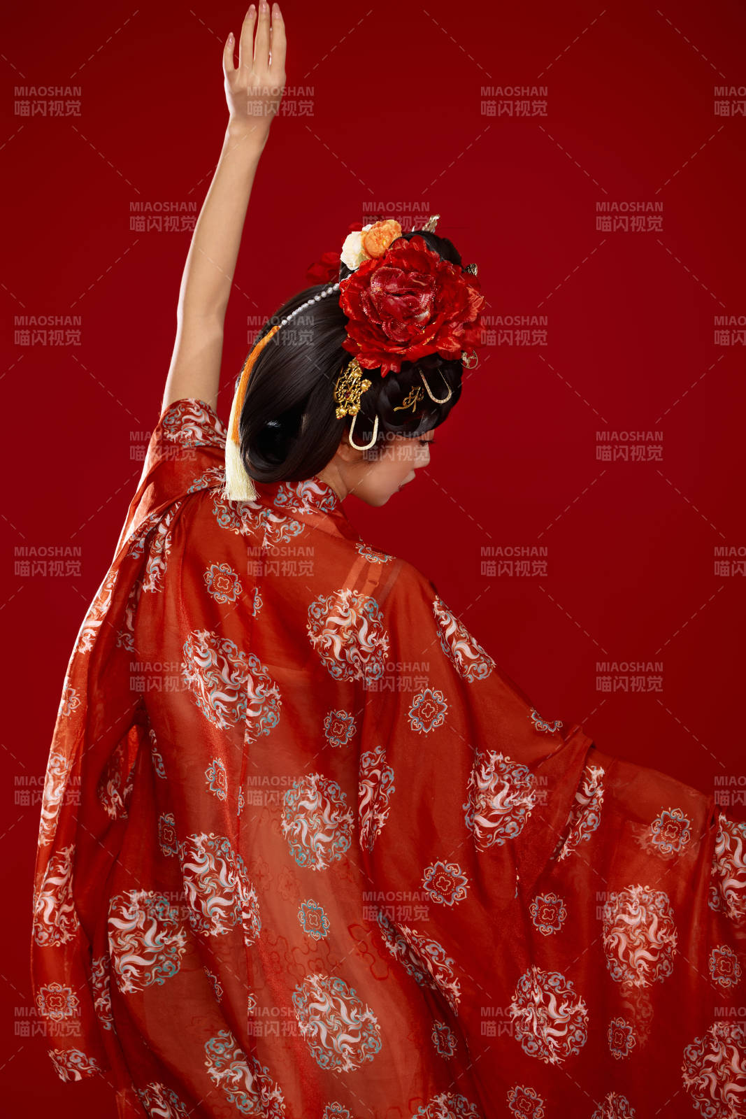 红色背景下大唐风韵女性古装妆容造型图片