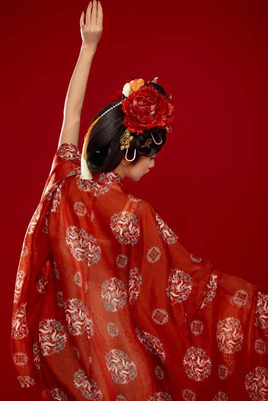 红色背景下大唐风韵女性古装妆容造型图片