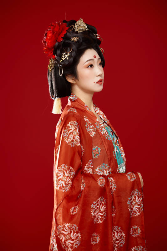 红色背景下大唐风韵女性古装妆容造型图片