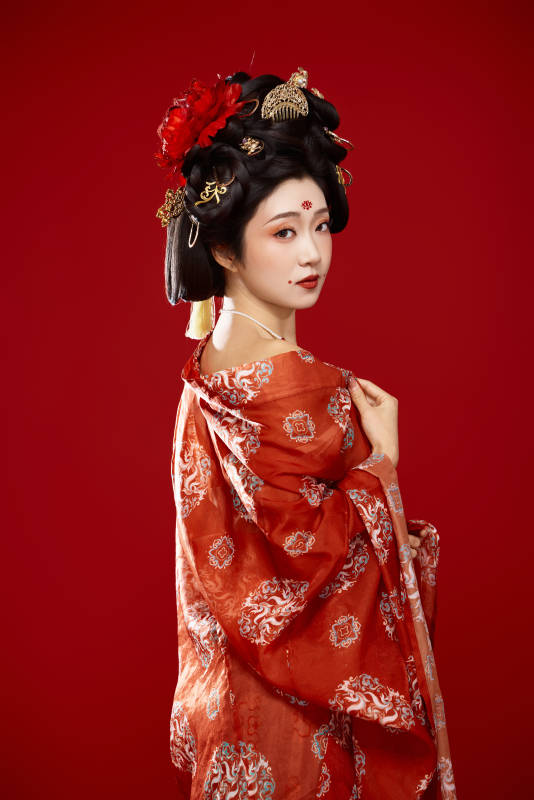 红色背景下大唐风韵女性古装妆容造型图片