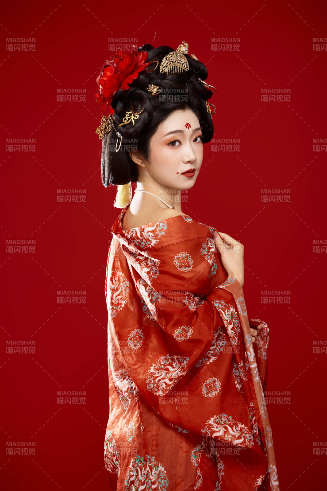 红色背景下大唐风韵女性古装妆容造型图片
