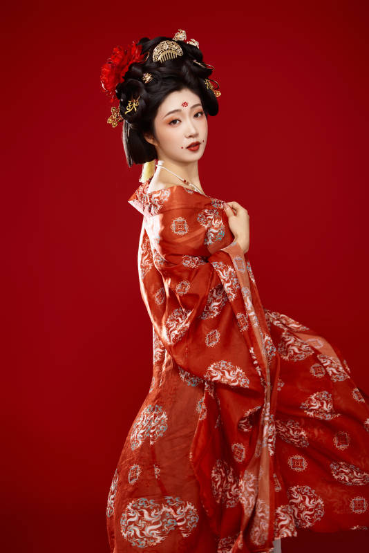 红色背景下大唐风韵女性古装妆容造型图片