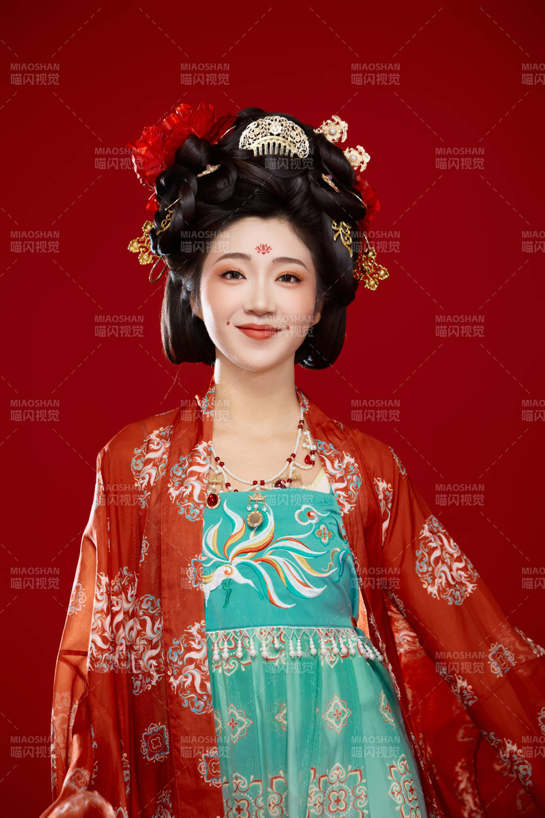 红色背景下大唐风韵女性古装妆容造型图片