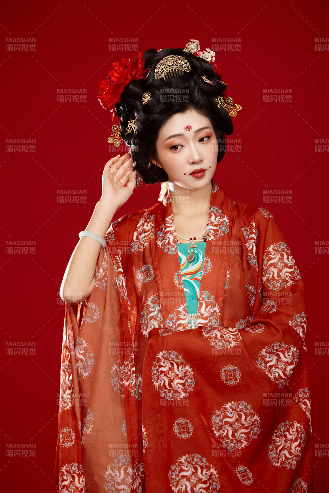 红色背景下大唐风韵女性古装妆容造型图片